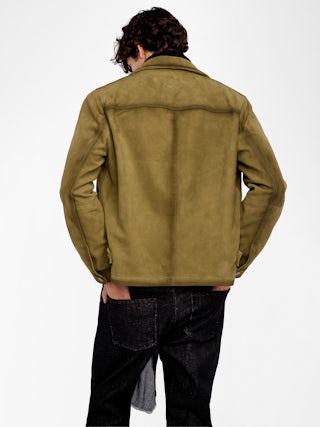 Veste Loumy Cuir Suede - Blouson zippé épuré en cuir suède avec poches passepoilées et signature ailes embossées au dos.