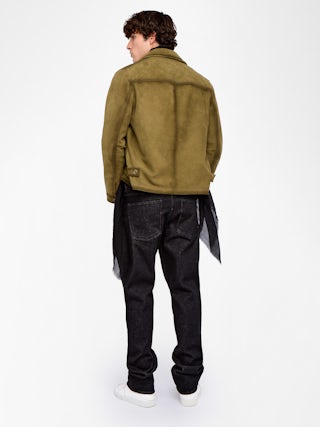 Veste Loumy Cuir Suede - Blouson zippé épuré en cuir suède avec poches passepoilées et signature ailes embossées au dos.