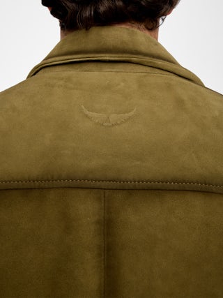 Veste Loumy Cuir Suede - Blouson zippé épuré en cuir suède avec poches passepoilées et signature ailes embossées au dos.