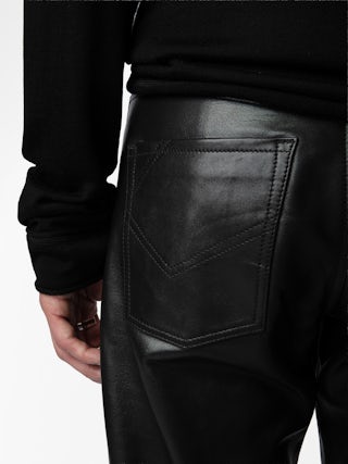 Pantaloni John in Pelle - Pantaloni dritti in pelle liscia nera con tasche e impunture.