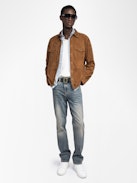 Camicia Sergy in Pelle Scamosciata - Camicia leggera in pelle scamosciata con tasche a patta e chiusura con bottoni.