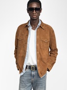 Camicia Sergy in Pelle Scamosciata - Camicia leggera in pelle scamosciata con tasche a patta e chiusura con bottoni.