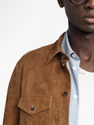 Camicia Sergy in Pelle Scamosciata - Camicia leggera in pelle scamosciata con tasche a patta e chiusura con bottoni.