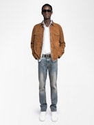 Camicia Sergy in Pelle Scamosciata - Camicia leggera in pelle scamosciata con tasche a patta e chiusura con bottoni.