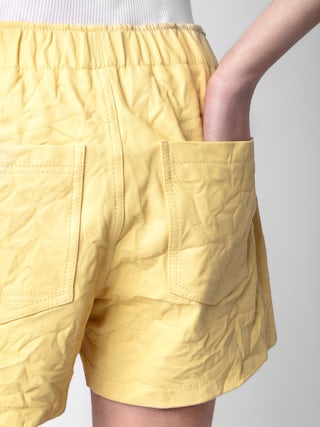 Short Pax Cuir Froissé - Women's light yellow crinkled leather shorts.