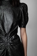 Abito Rixe in pelle stropicciata - Abito in pelle stropicciata a maniche corte a palloncino donna