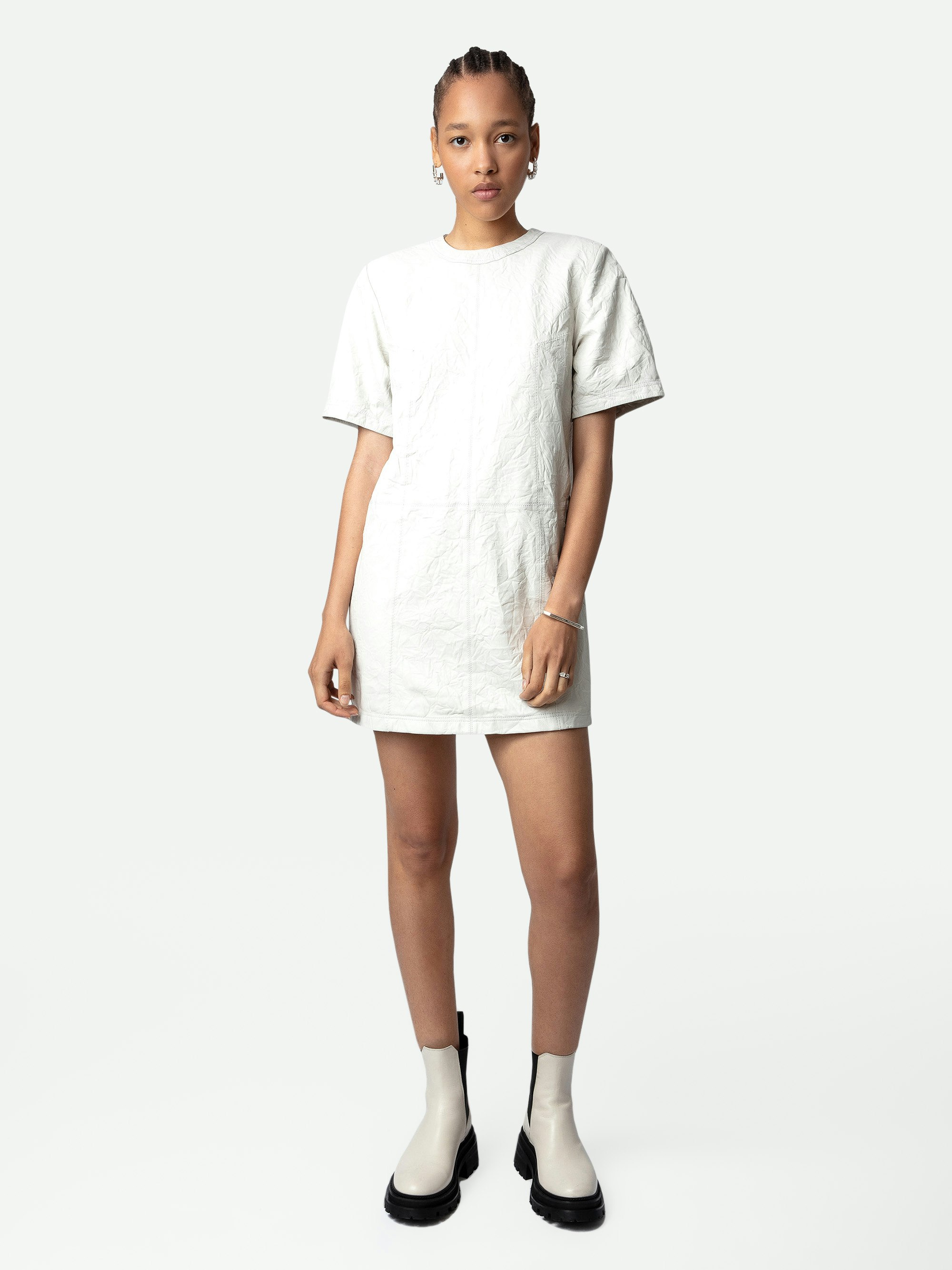 Kleid Riddy Knitterleder - Kurzes Kleid aus Knitterleder in Weiß und kurzen Ärmeln für Damen.