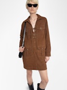 Kleid Remacha Wildleder - Kurzes Kleid aus Wildleder, lange Ärmel, mehrere Taschen und geschnürter Ausschnitt.