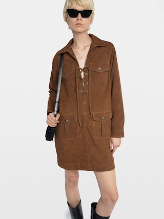 Robe Remacha Cuir Suede - Robe courte en suede, manches longues, multi poches et encolure lacée.