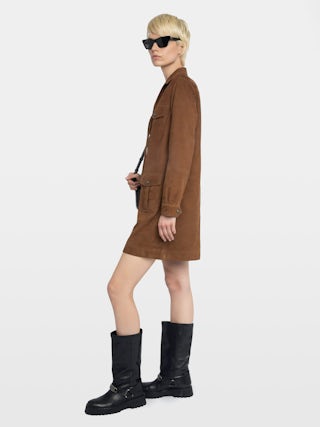 Robe Remacha Cuir Suede - Robe courte en suede, manches longues, multi poches et encolure lacée.