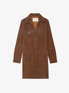 Kleid Remacha Wildleder - Kurzes Kleid aus Wildleder, lange Ärmel, mehrere Taschen und geschnürter Ausschnitt.