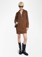 Kleid Remacha Wildleder - Kurzes Kleid aus Wildleder, lange Ärmel, mehrere Taschen und geschnürter Ausschnitt.