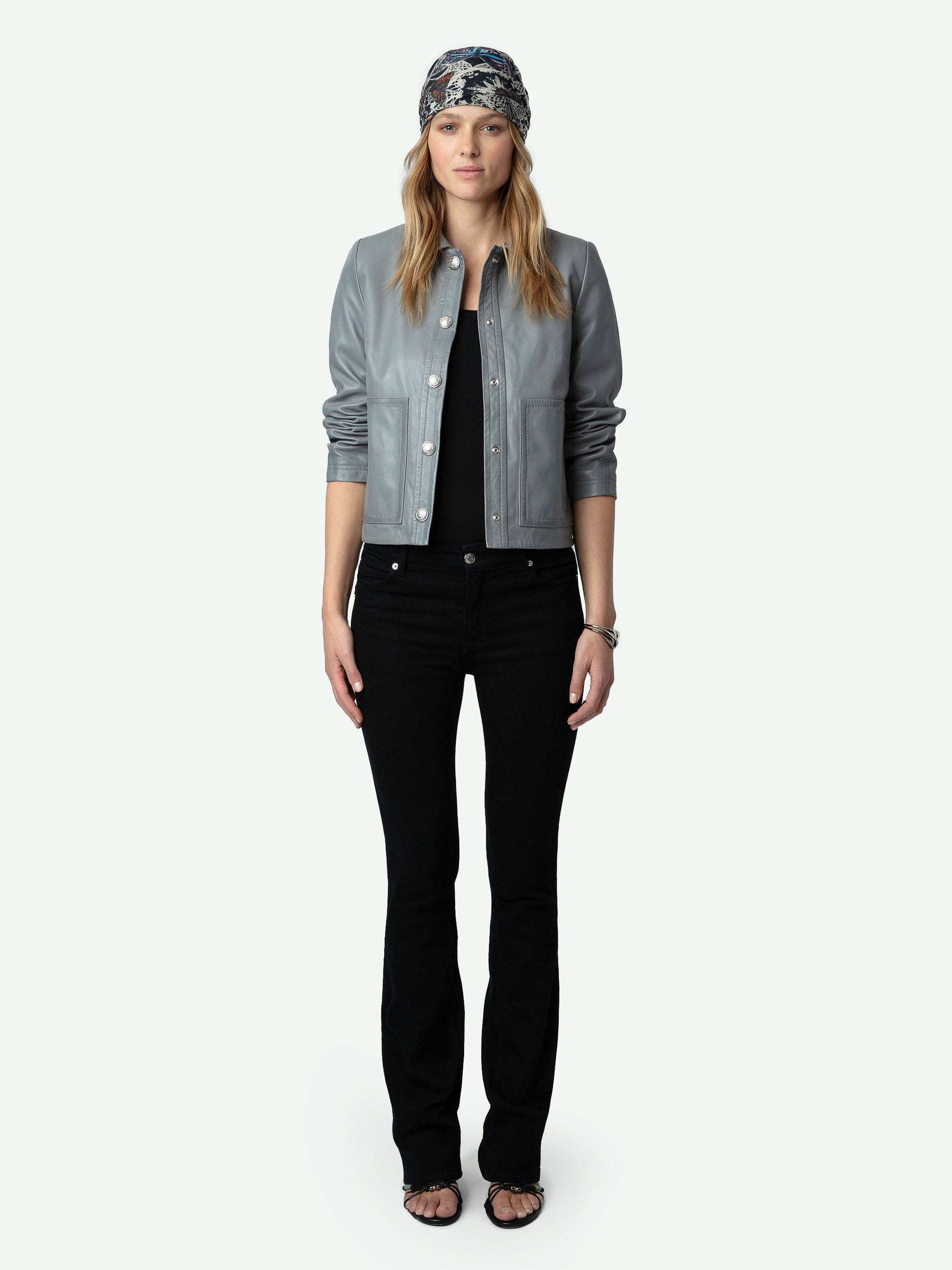 Veste Litchi Cuir - Veste courte en cuir lisse gris à manches longues, fermeture boutonnée, poches et découpes.