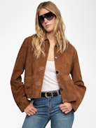Blouson Lessa 100% Cuir Suede - Blouson crop boutonné en cuir suède avec aile embossée dos.