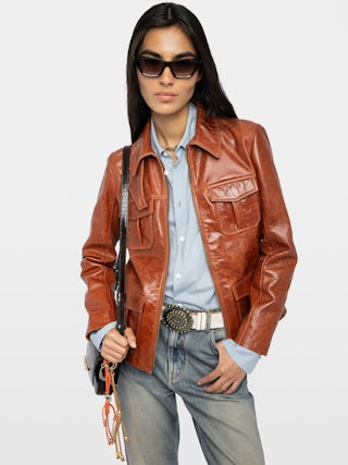 Blouson Lienna Cuir - Blouson en cuir glossy multi poches avec fermeture zippéee et ailes embossées dos.