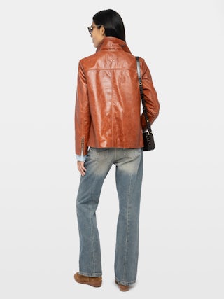 Blouson Lienna Cuir - Blouson en cuir glossy multi poches avec fermeture zippéee et ailes embossées dos.