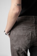 Hose Priva aus Knitter-Wildleder - Damenhose aus grauem Knitter-Wildleder