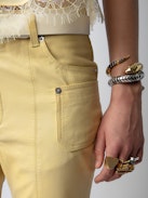 Hose Elvir Leder - Ausgestellte Hose aus Glattleder mit Taschen in Hellgelb.
