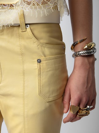 Pantalon Elvir Cuir - Pantalon en cuir lisse jaune clair à bas évasé et poches.