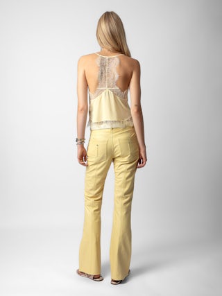 Pantalon Elvir Cuir - Pantalon en cuir lisse jaune clair à bas évasé et poches.