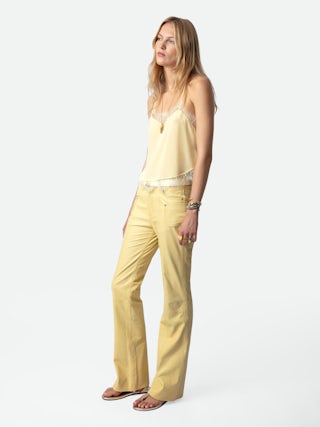 Pantalon Elvir Cuir - Pantalon en cuir lisse jaune clair à bas évasé et poches.