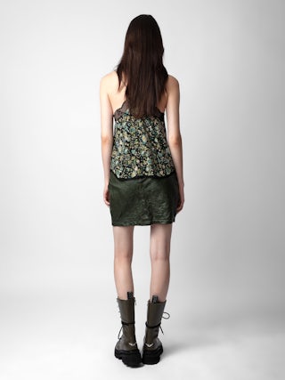 Jupe Julipe Cuir Froissé - Jupe courte en cuir froissé kaki à ourlet arrondi.