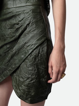 Jupe Julipe Cuir Froissé - Jupe courte en cuir froissé kaki à ourlet arrondi.
