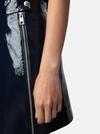 Jupe Jinette Vinyle - Jupe courte en cuir vinyle zippée.