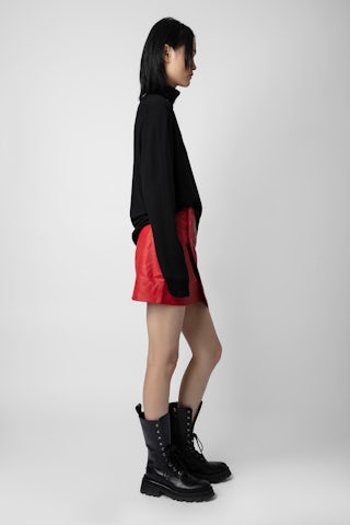 Jupe Junko Biker Cuir - Jupe courte portefeuille en cuir rouge boutonnée.