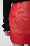 Falda Junko Biker Piel - Falda corta cruzada roja de piel con botones para mujer.
