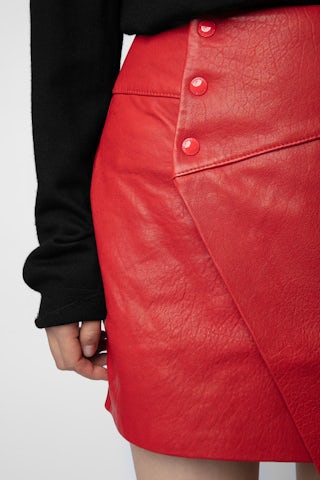 Jupe Junko Biker Cuir - Jupe courte portefeuille en cuir rouge boutonnée.