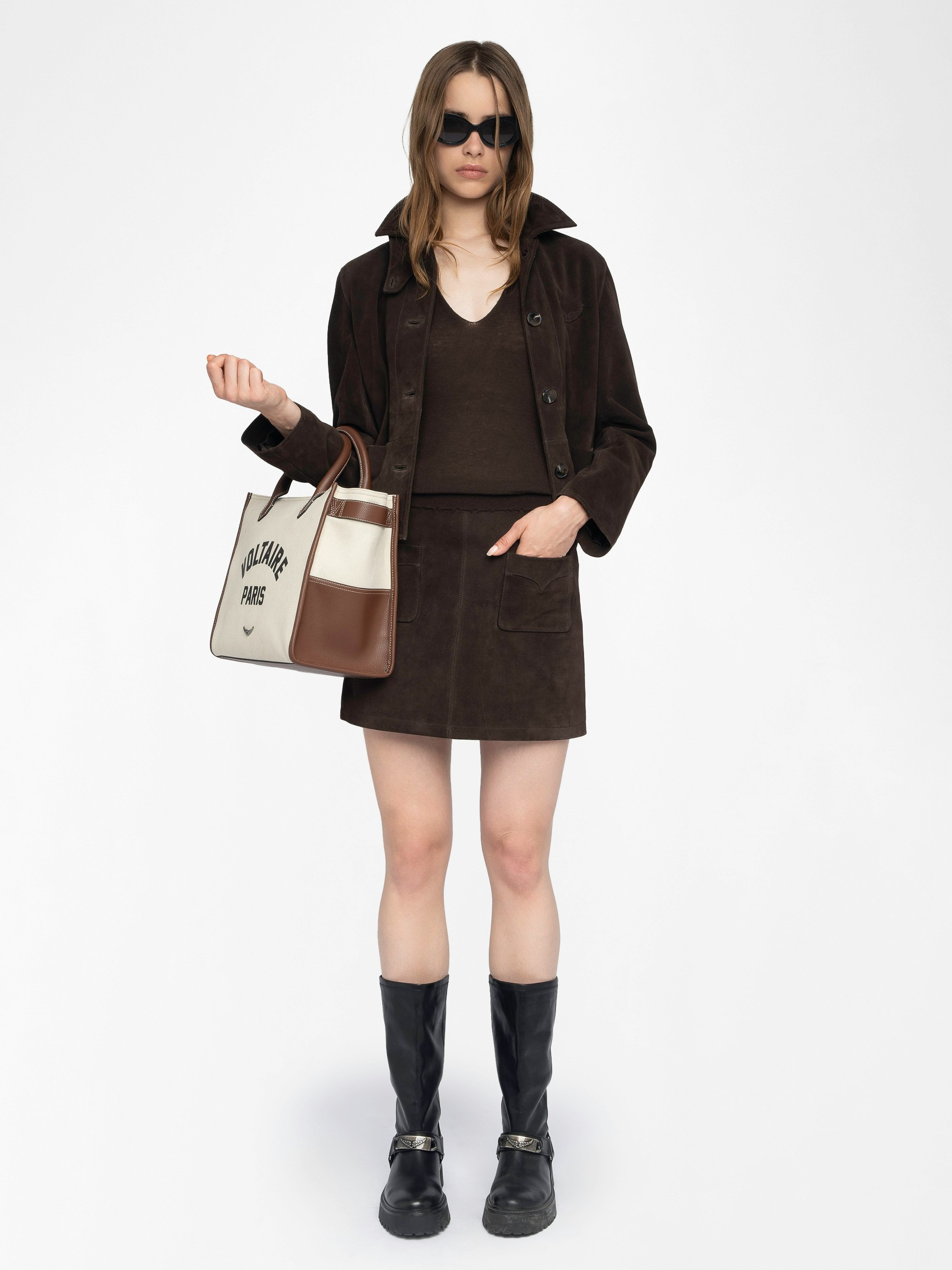 Jupe Jaime Cuir Suede - Jupe courte en cuir suede avec poches appliquée et fermeture fermeture zippée dos.