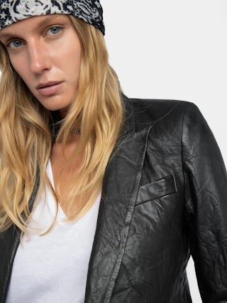 Chaqueta Visko Cuero Arrugado - Blazer recto cruzado en piel arrugada.