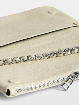 Rock Clutch - Clutch in grained leather with double leather and metal chains and wings adorned with rhinestones.