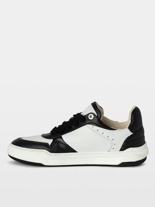 Men's Low-Top Wings Trainers - Low-top trainers in smooth white leather, with smooth black leather and vintage black leather inserts, wing signatures. These trainers are made with materials that have a reduced environmental impact.