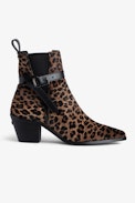 Botines Tyler - Botines marrones de piel con estampado de leopardo y hebilla en forma de C para mujer.