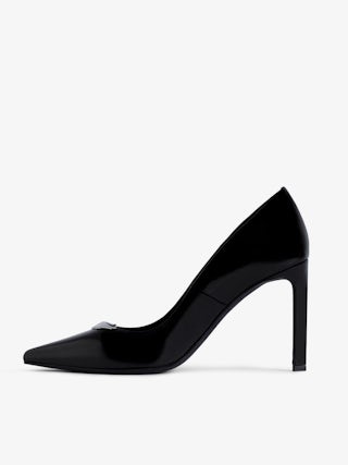Perfect Court Shoes - Black vintage-effect leather pumps adorned with a wings charm.