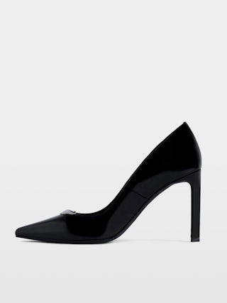 Perfect Court Shoes - Black vintage-effect leather pumps adorned with a wings charm.