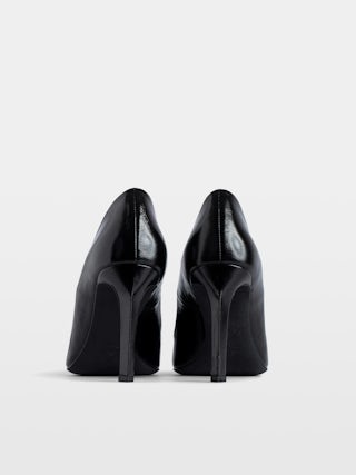 Perfect Court Shoes - Black vintage-effect leather pumps adorned with a wings charm.