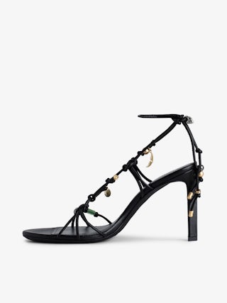 Sandales Alana - Sandales à talons en cuir lisse noir à brides nouées et charms.