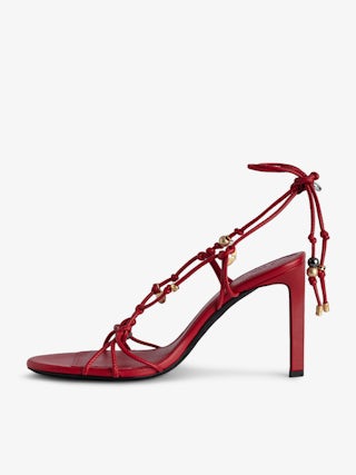 Sandales Alana - Sandales à talons en cuir lisse rouge à brides nouées et charms.
