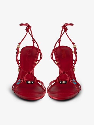 Sandales Alana - Sandales à talons en cuir lisse rouge à brides nouées et charms.