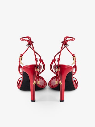 Sandales Alana - Sandales à talons en cuir lisse rouge à brides nouées et charms.