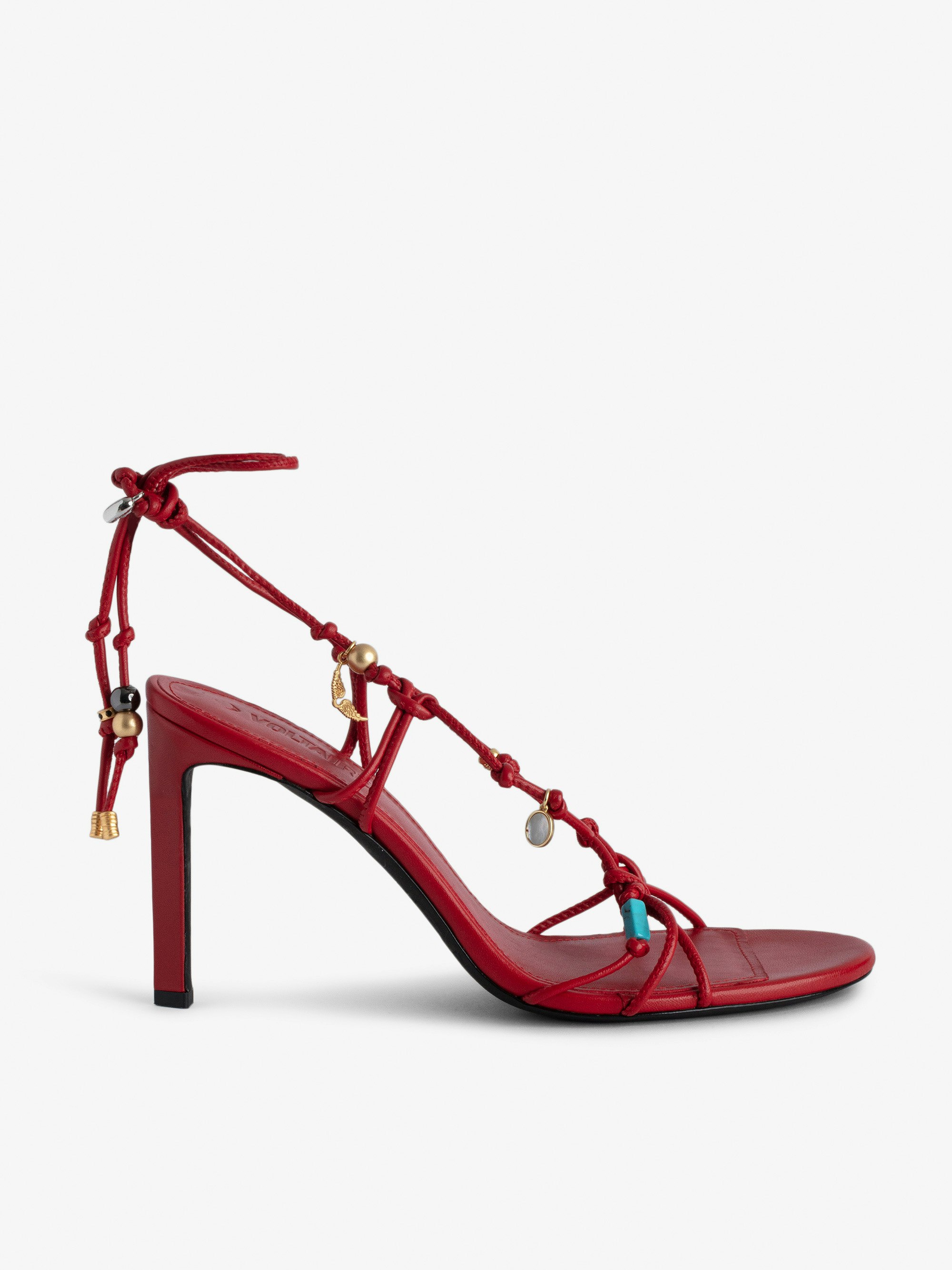 Sandalen Alana - Rote Sandalen mit Absatz aus Glattleder mit geflochtenen Riemen und Charms.