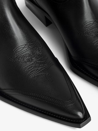 Cara Boots - Western boots in leather with embroidered wings.