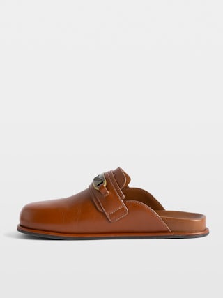 Mules Angie Gourmette - Mules en cuir à bout fermé et semelle confortable, ornée d'une plaque signée et d'une boucle rouleau.