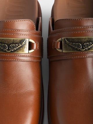 Mules Angie Gourmette - Mules en cuir à bout fermé et semelle confortable, ornée d'une plaque signée et d'une boucle rouleau.