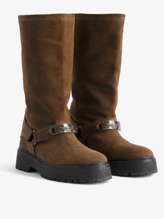 Botas Angie Suede - Botas de cuero graso de inspiración biker con arnés adornadas con una placa de cadena barbada.