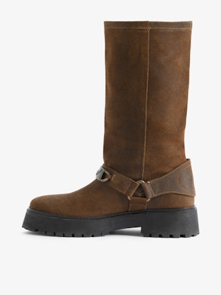 Botas Angie Suede - Botas de cuero graso de inspiración biker con arnés adornadas con una placa de cadena barbada.