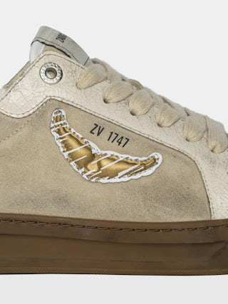 Sneakers Basses Fly Wings Cracked - Niedrige Sneakers aus einer Mischung von abgenutztem und gerissenem Leder, verziert mit geprägten Flügeln.